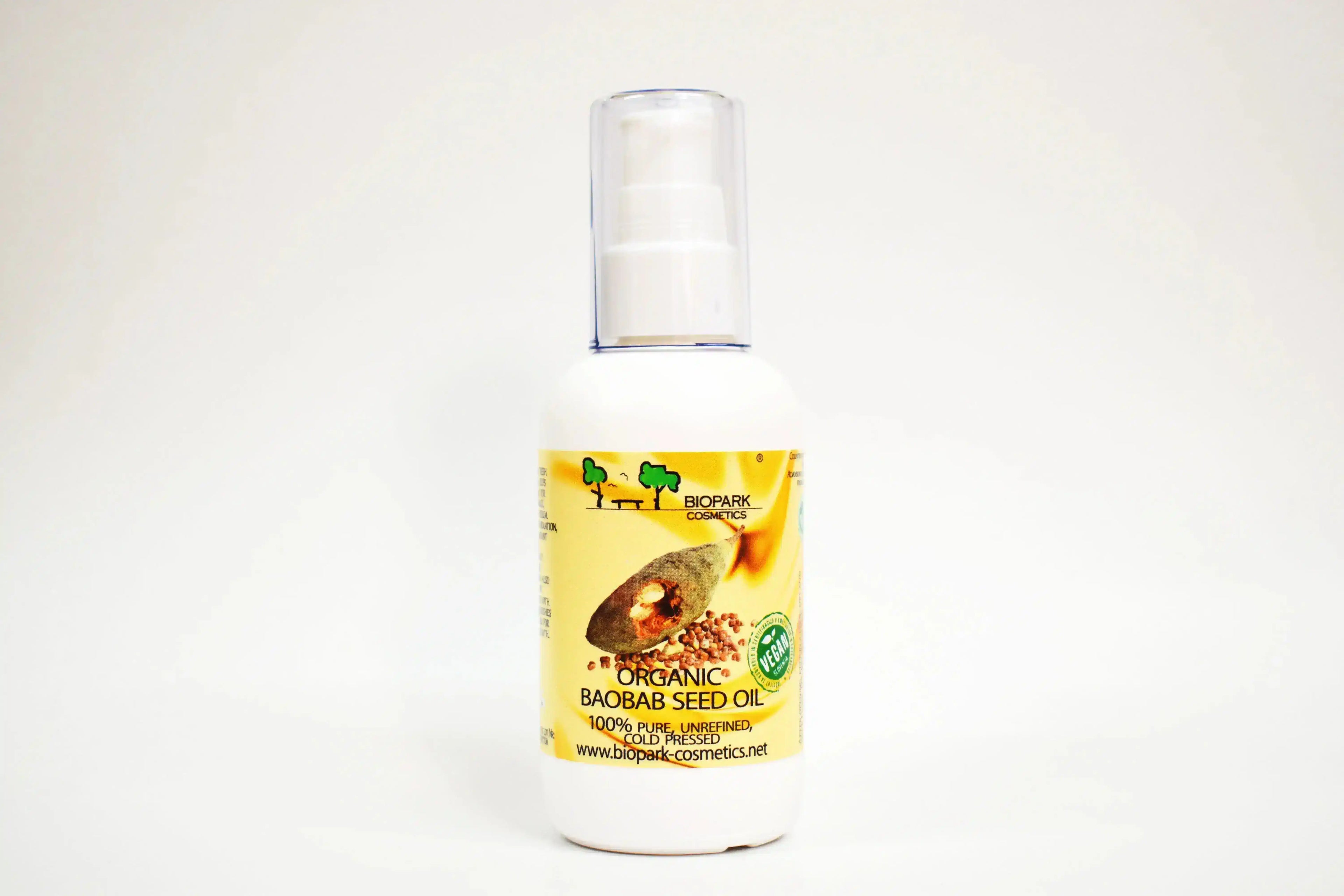 Botella de aceite de semilla de baobab ecológico con una etiqueta amarilla sobre fondo blanco