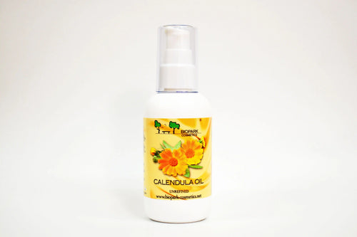 Botella de aceite de caléndula con una etiqueta amarilla sobre fondo blanco