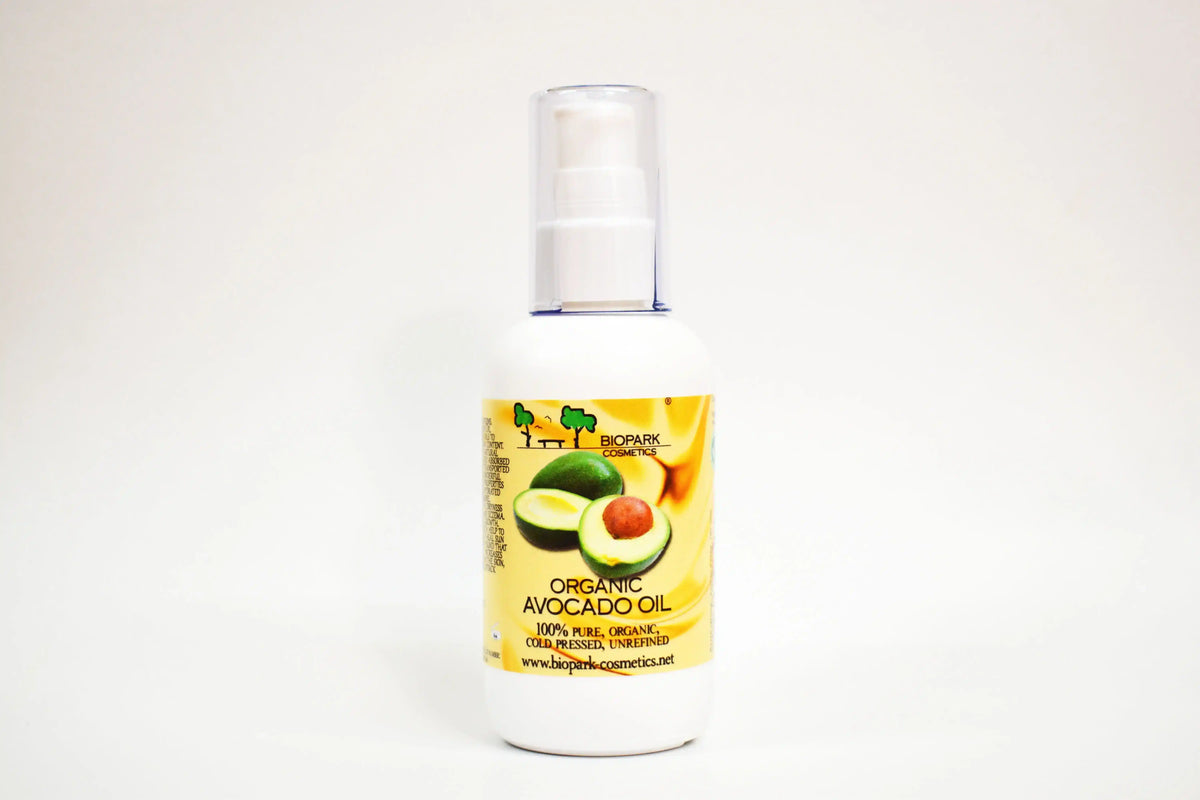 Botella de aceite de aguacate ecológico con una etiqueta sobre fondo blanco