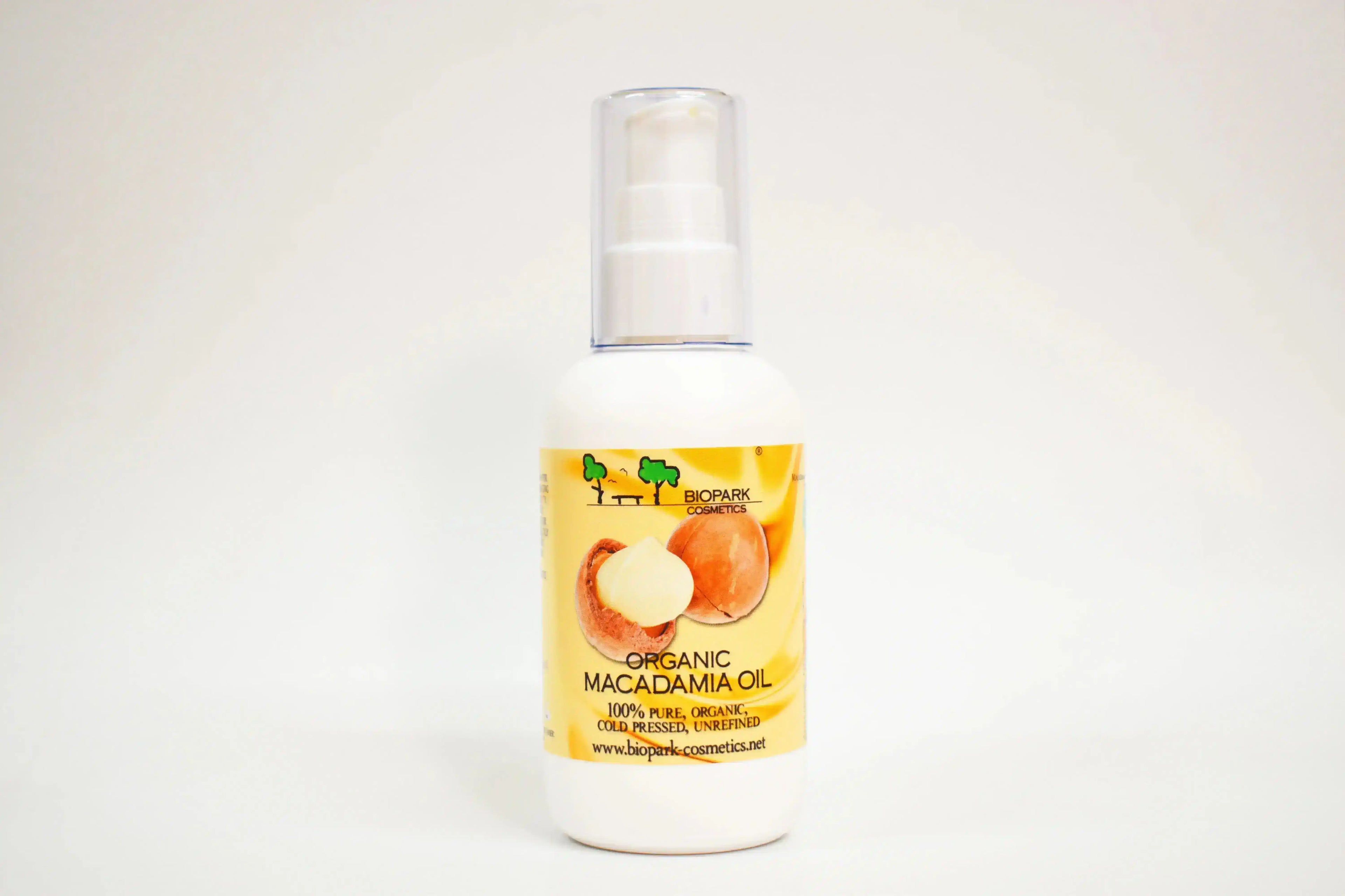 Botella de aceite de macadamia ecológico con etiqueta amarilla sobre fondo blanco