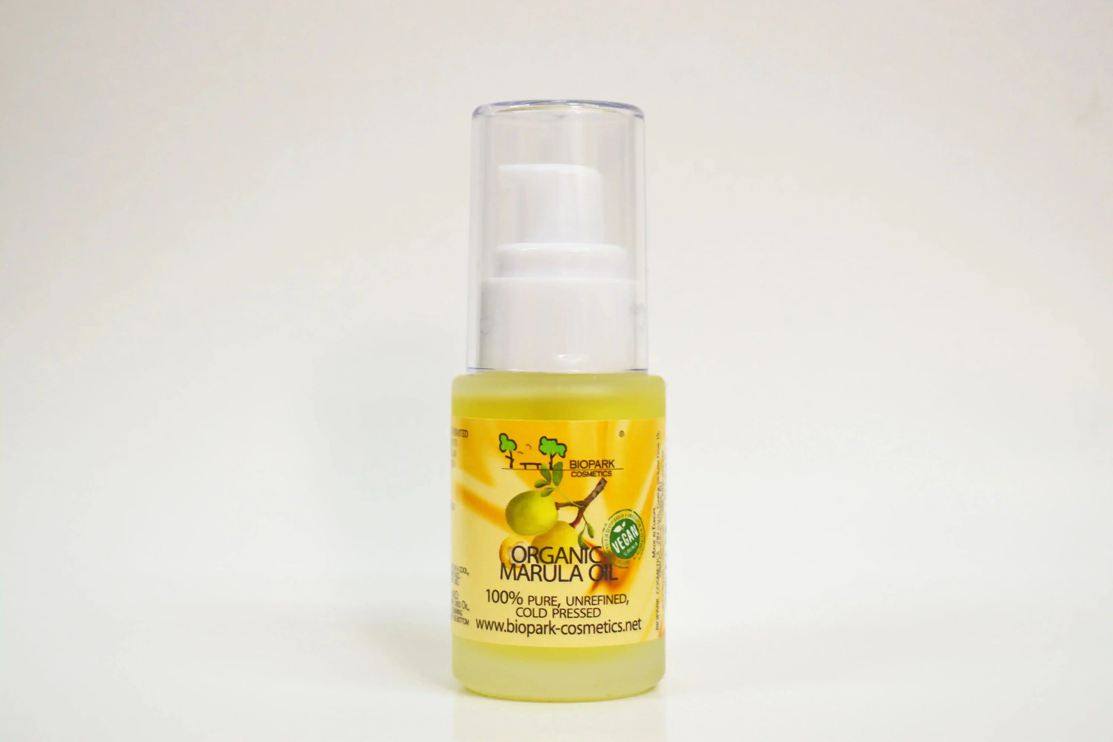 Botella de aceite de marula orgánico sobre fondo blanco