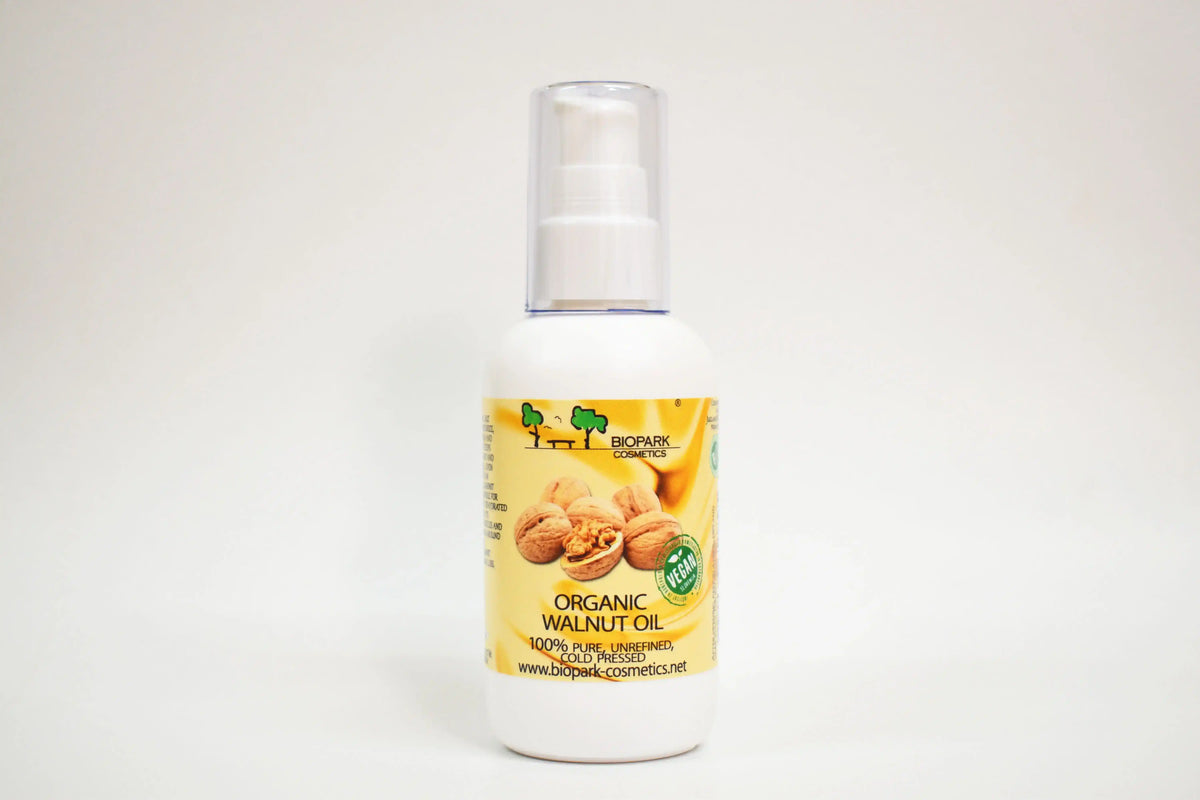 Botella de aceite de nuez ecológico con una etiqueta amarilla sobre fondo blanco