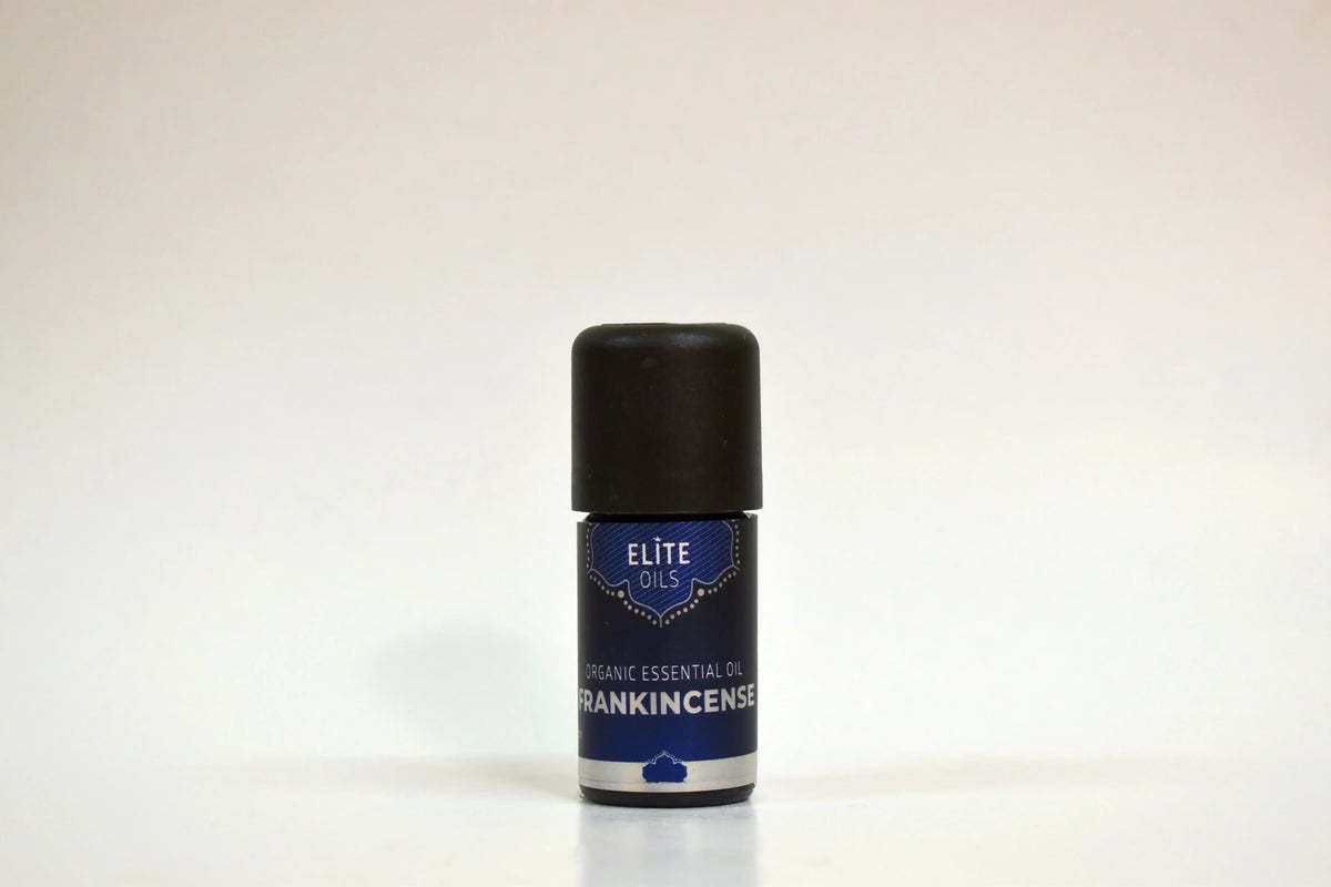 Bote roll-on de aceite esencial de incienso de Elite Oils sobre fondo blanco
