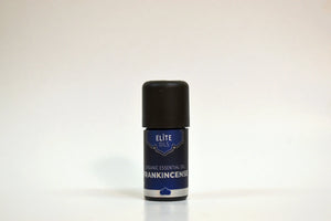 Bote roll-on de aceite esencial de incienso de Elite Oils sobre fondo blanco