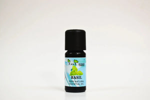 Bote de aceite esencial de albahaca sobre fondo blanco