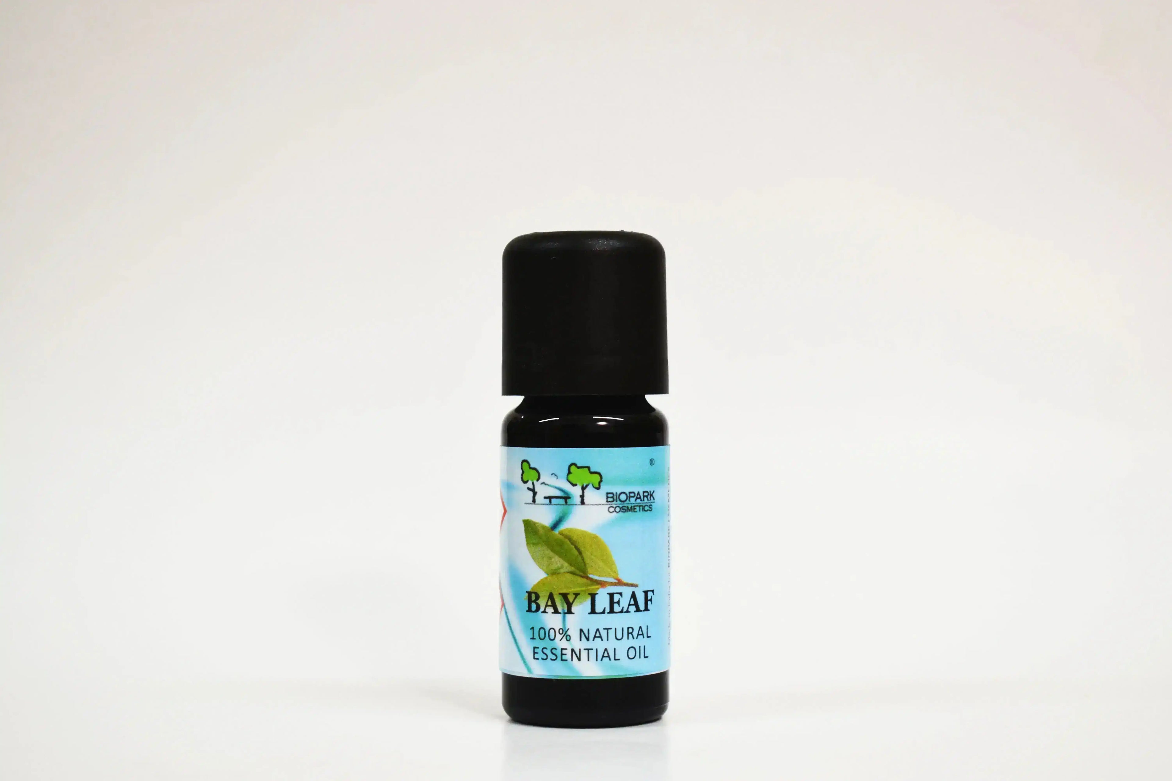 Botella de aceite esencial de hoja de laurel sobre fondo blanco