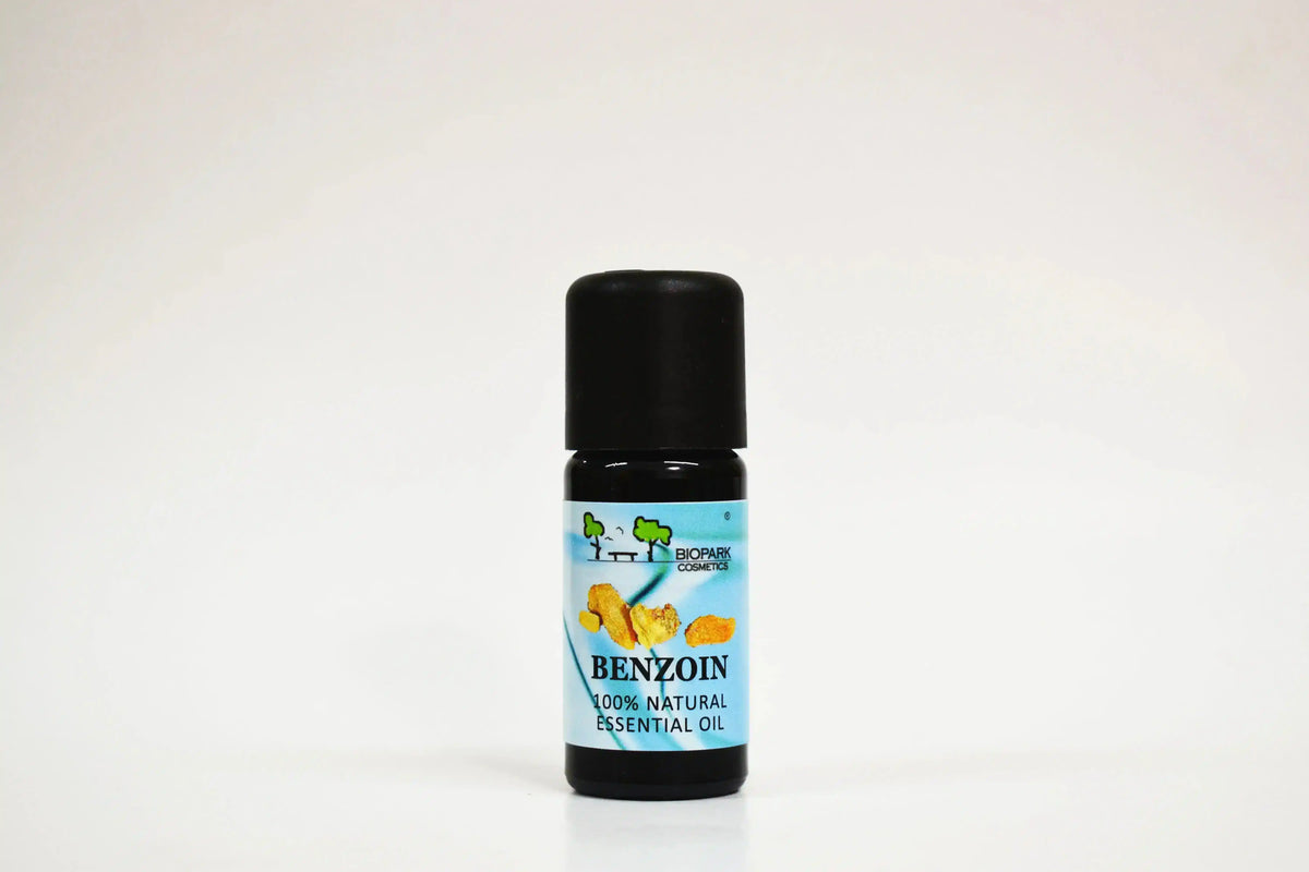 Botella de aceite esencial de benejoin sobre fondo blanco