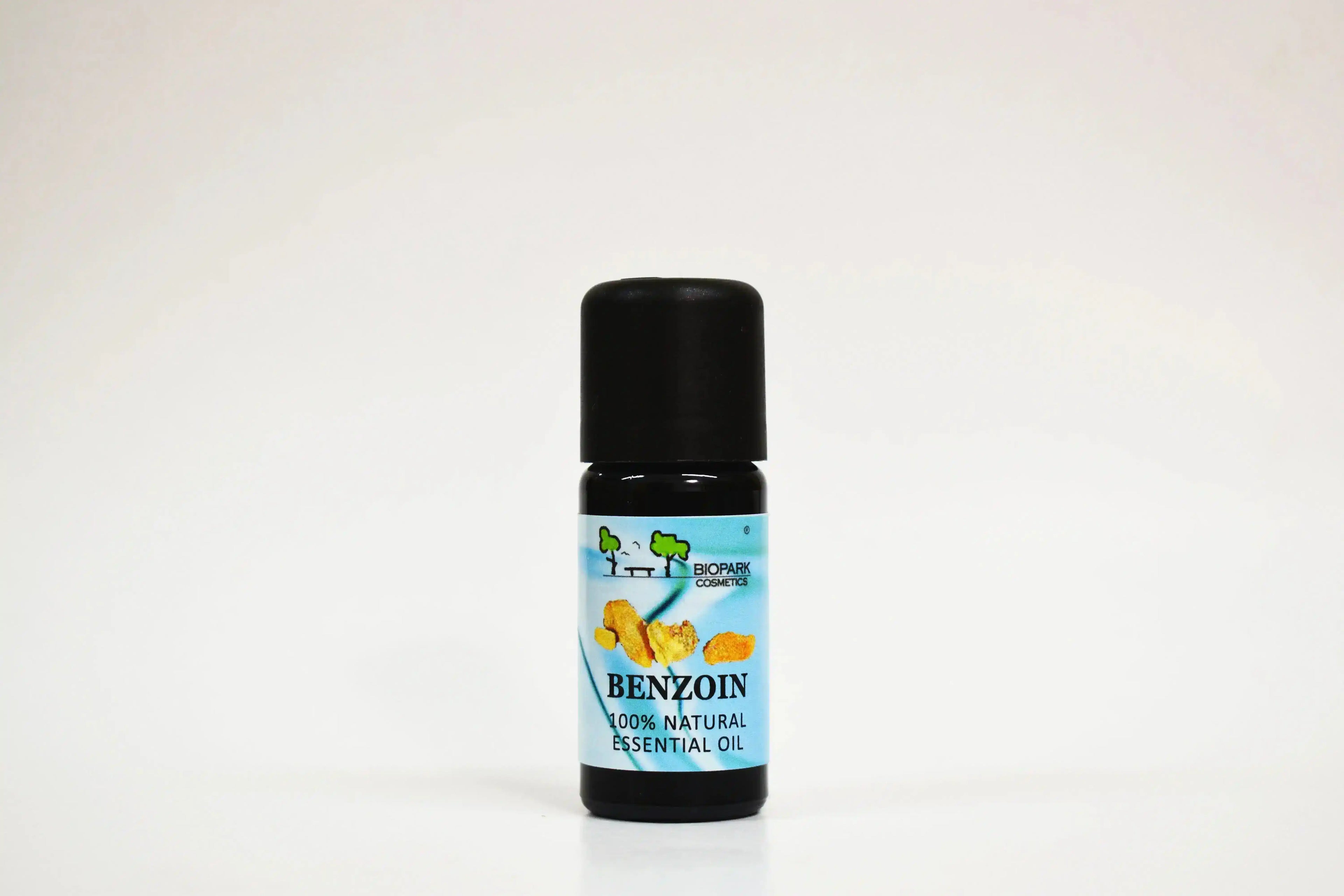Botella de aceite esencial de benejoin sobre fondo blanco