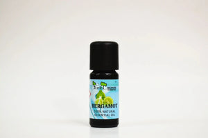 Botella de aceite esencial de bergamota sobre fondo blanco