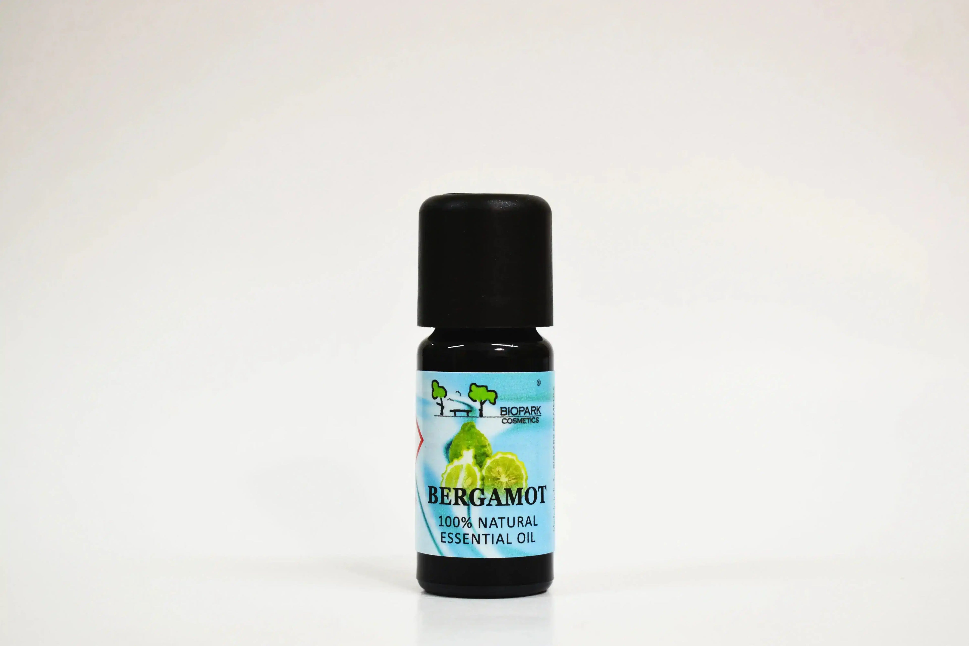Botella de aceite esencial de bergamota sobre fondo blanco