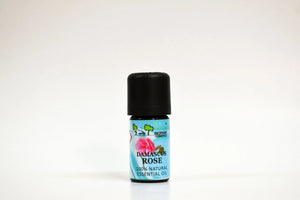 Botella de aceite esencial Damascus Rose sobre fondo blanco