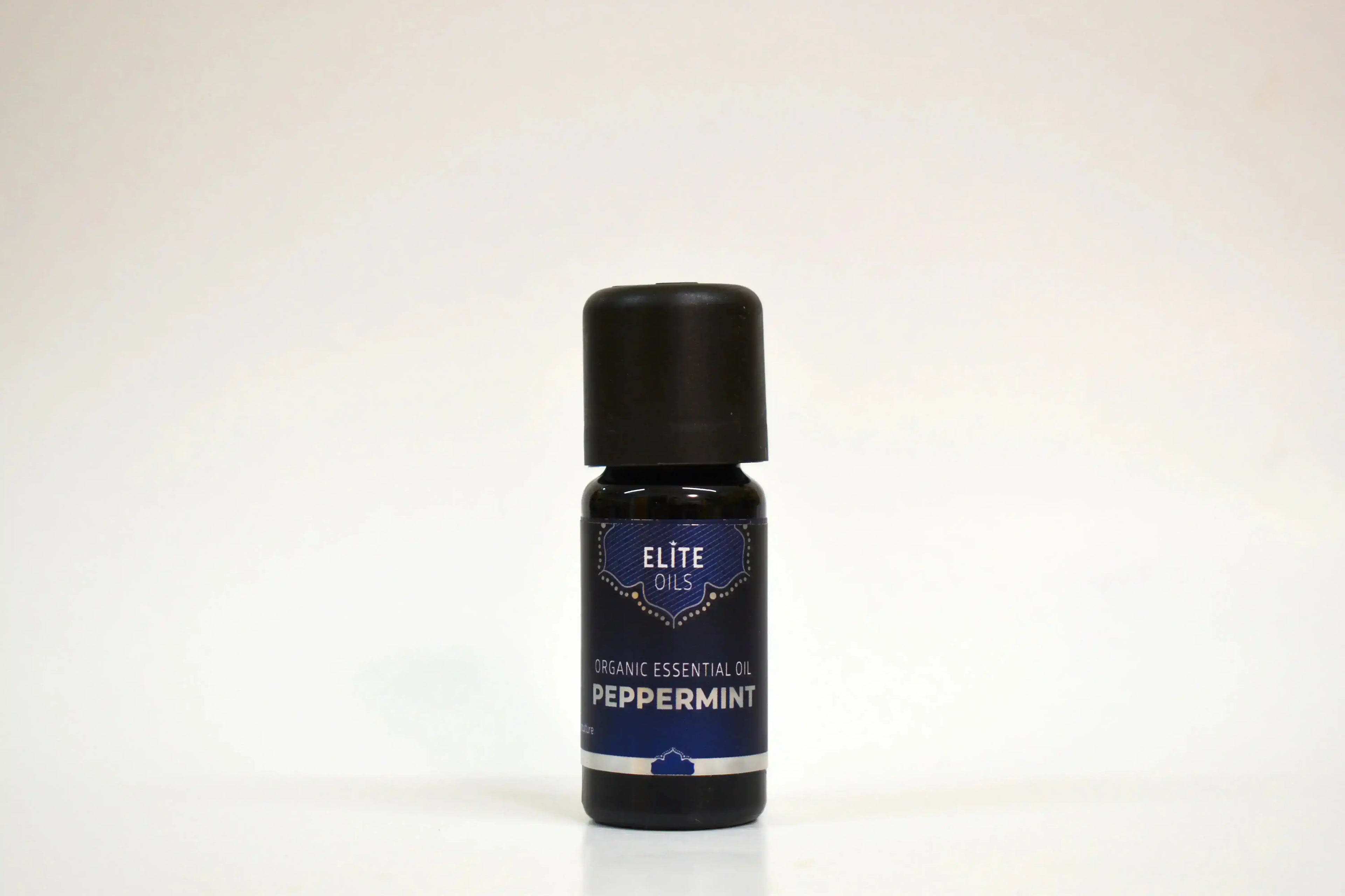 Botella de aceite esencial de menta de Elite Oils sobre fondo blanco