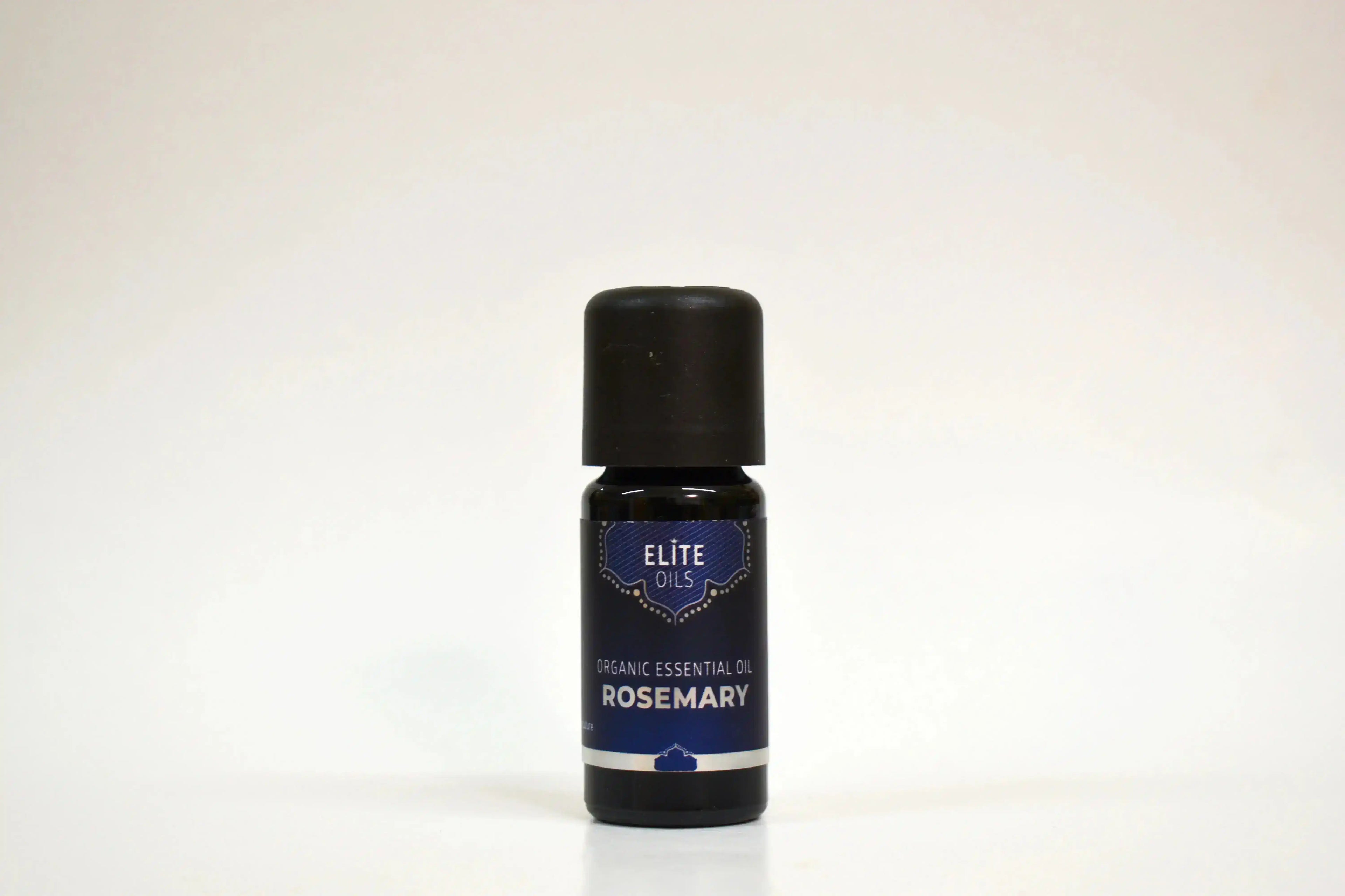 Bote de aceite esencial de romero de Elite Oils sobre fondo blanco