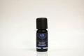 Bote de aceite esencial Elite Oils Sweet Orange sobre fondo blanco