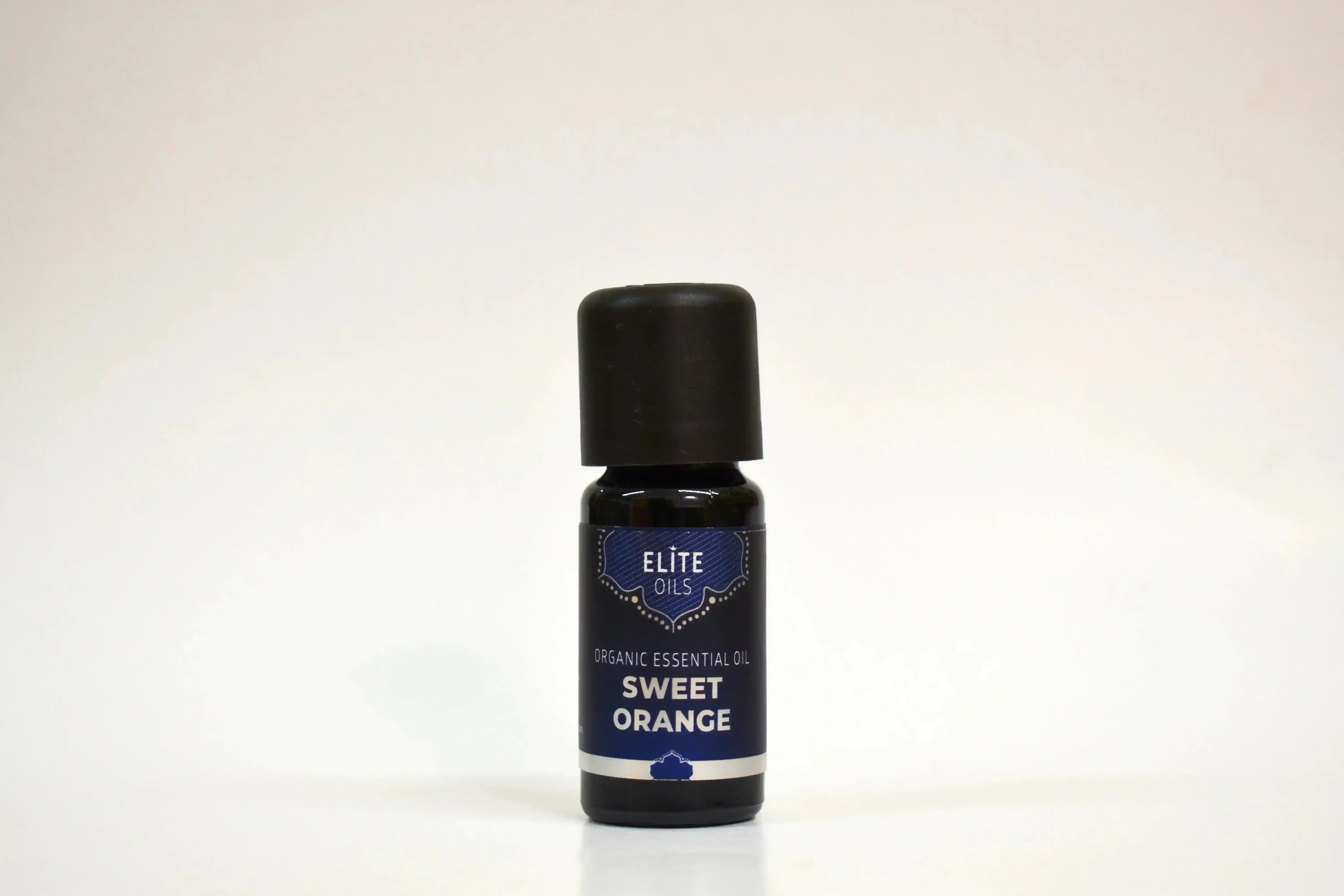 Bote de aceite esencial Elite Oils Sweet Orange sobre fondo blanco