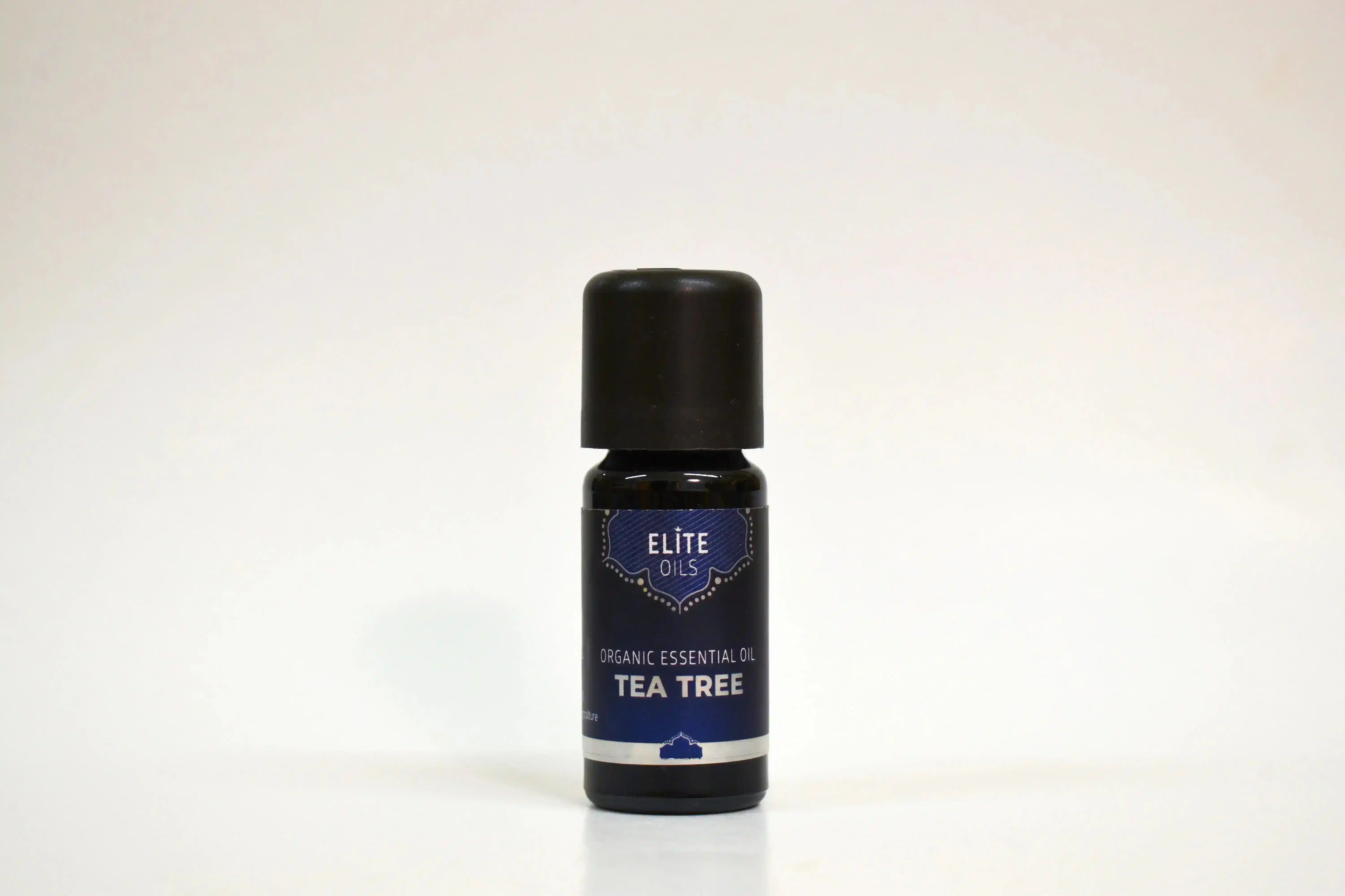 Bote de aceite esencial Elite Oils Tea Tree sobre fondo blanco