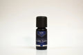 Botella de aceite esencial de Ylang Ylang sobre fondo blanco