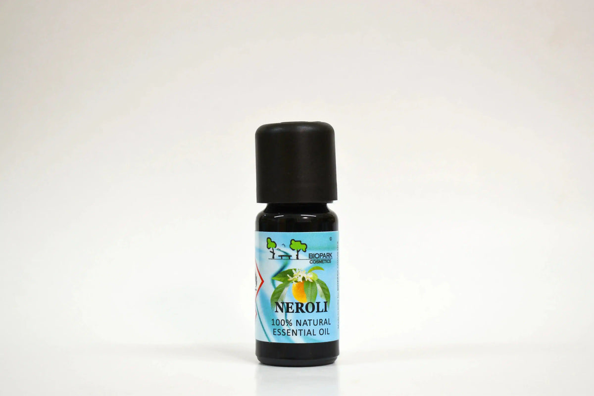 Bote de aceite esencial de Neroli sobre fondo blanco