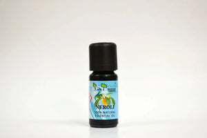 Bote de aceite esencial de Neroli sobre fondo blanco