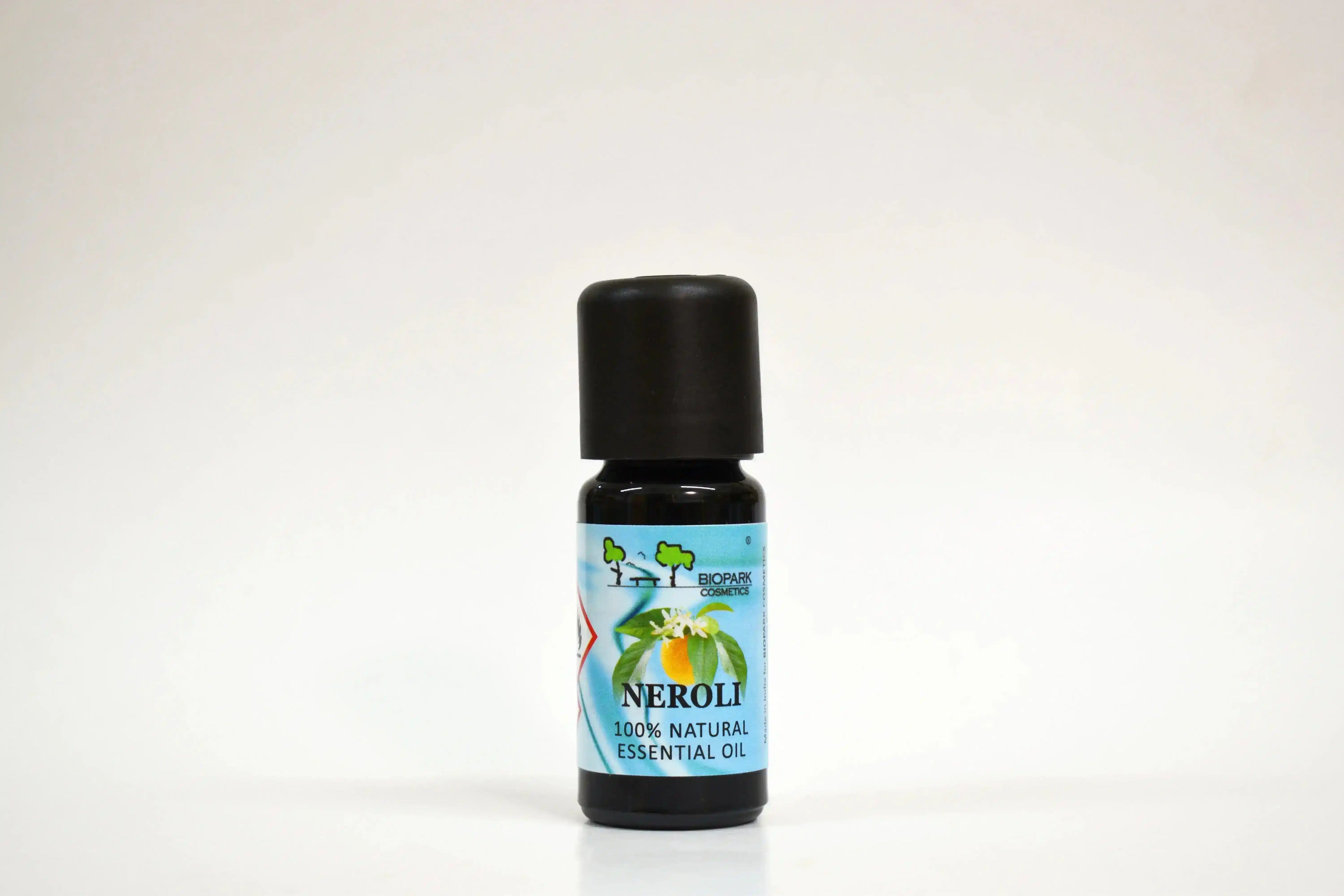 Bote de aceite esencial de Neroli sobre fondo blanco