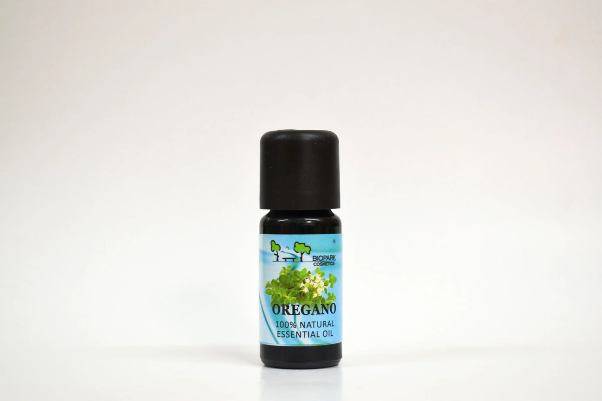 Botella de aceite esencial de orégano sobre fondo blanco