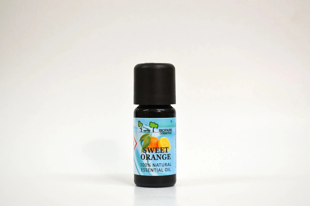 Bote de aceite esencial de naranja dulce sobre fondo blanco