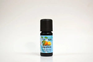 Bote de aceite esencial de naranja dulce sobre fondo blanco