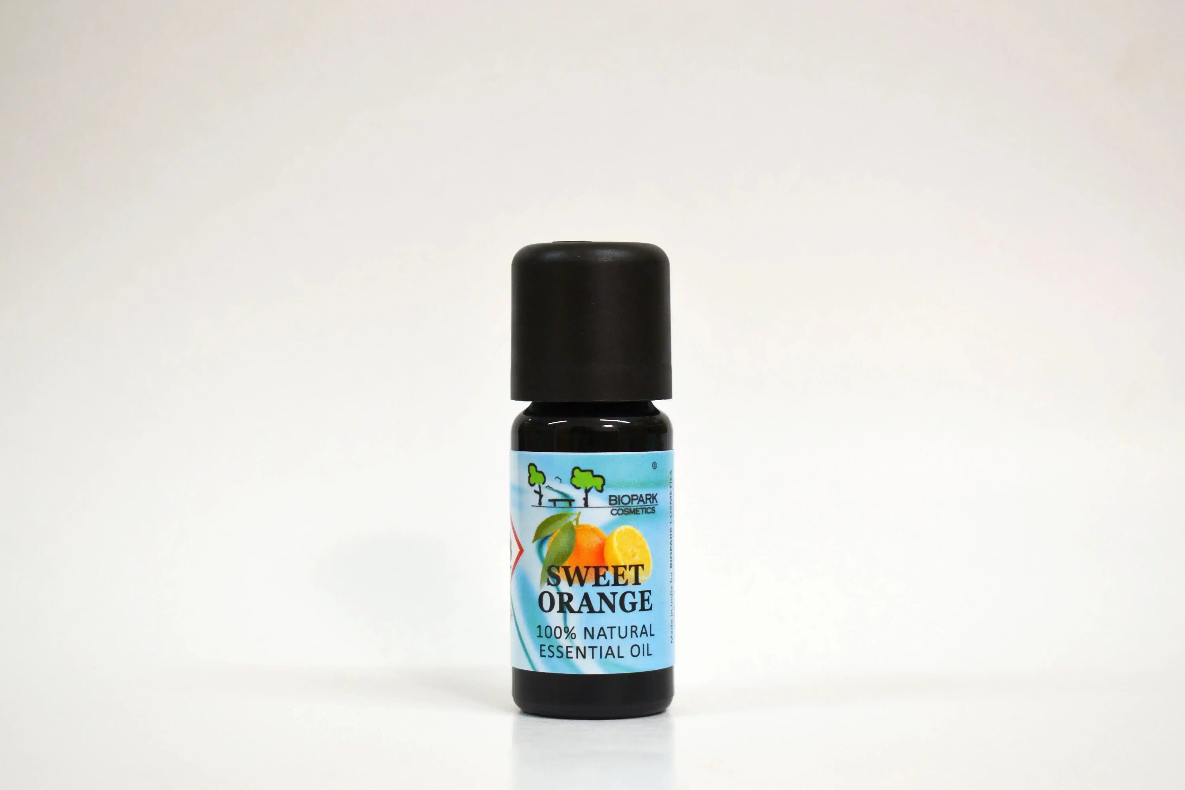 Bote de aceite esencial de naranja dulce sobre fondo blanco