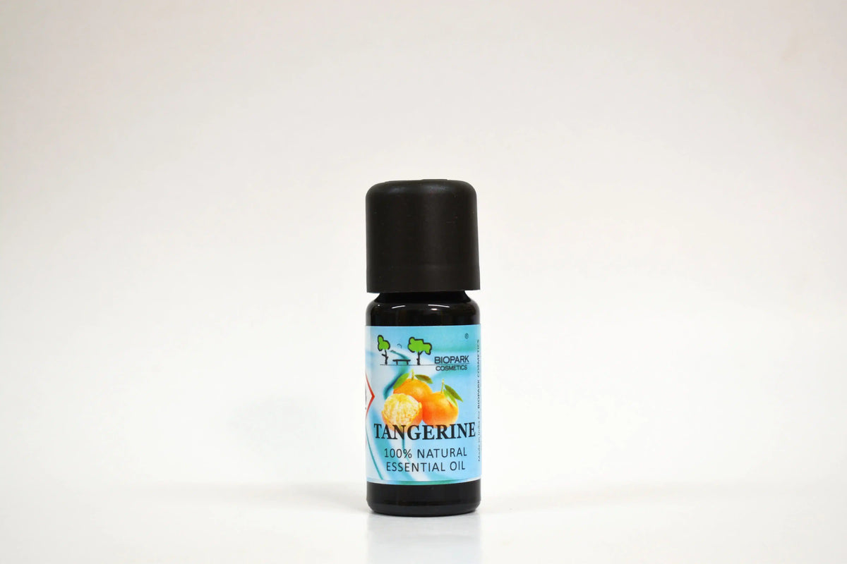 Botella de aceite esencial de mandarina sobre fondo blanco