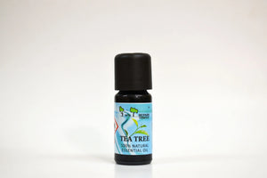 Botella de aceite esencial de árbol de té con una etiqueta azul sobre fondo blanco