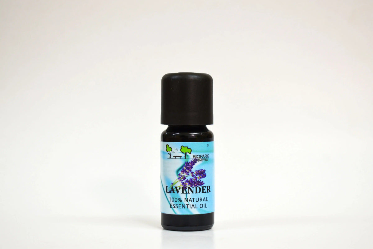 Bote de aceite esencial de lavanda sobre fondo blanco