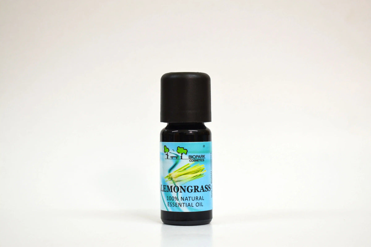 Botella de aceite esencial de hierba limón sobre fondo blanco