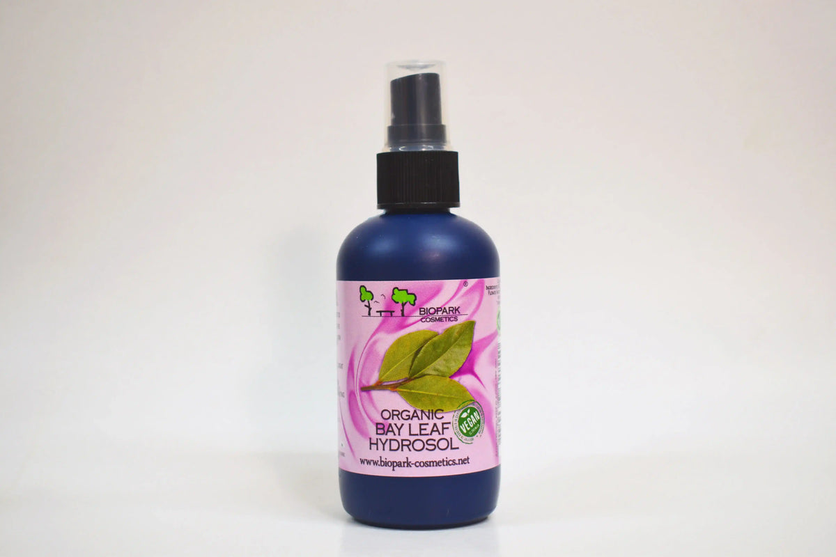 Botella de hidrosol de hoja de laurel ecológico con una etiqueta rosa sobre fondo blanco