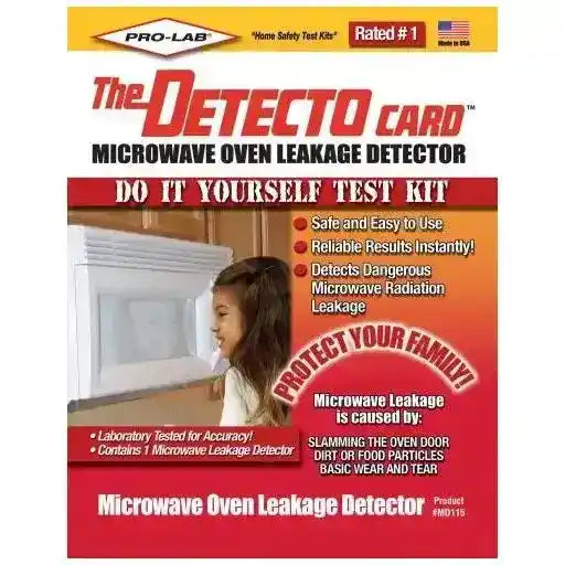 Envase del detector de fugas del microondas Pro-Lab Card Detecto con un niño mirando dentro de un microondas.